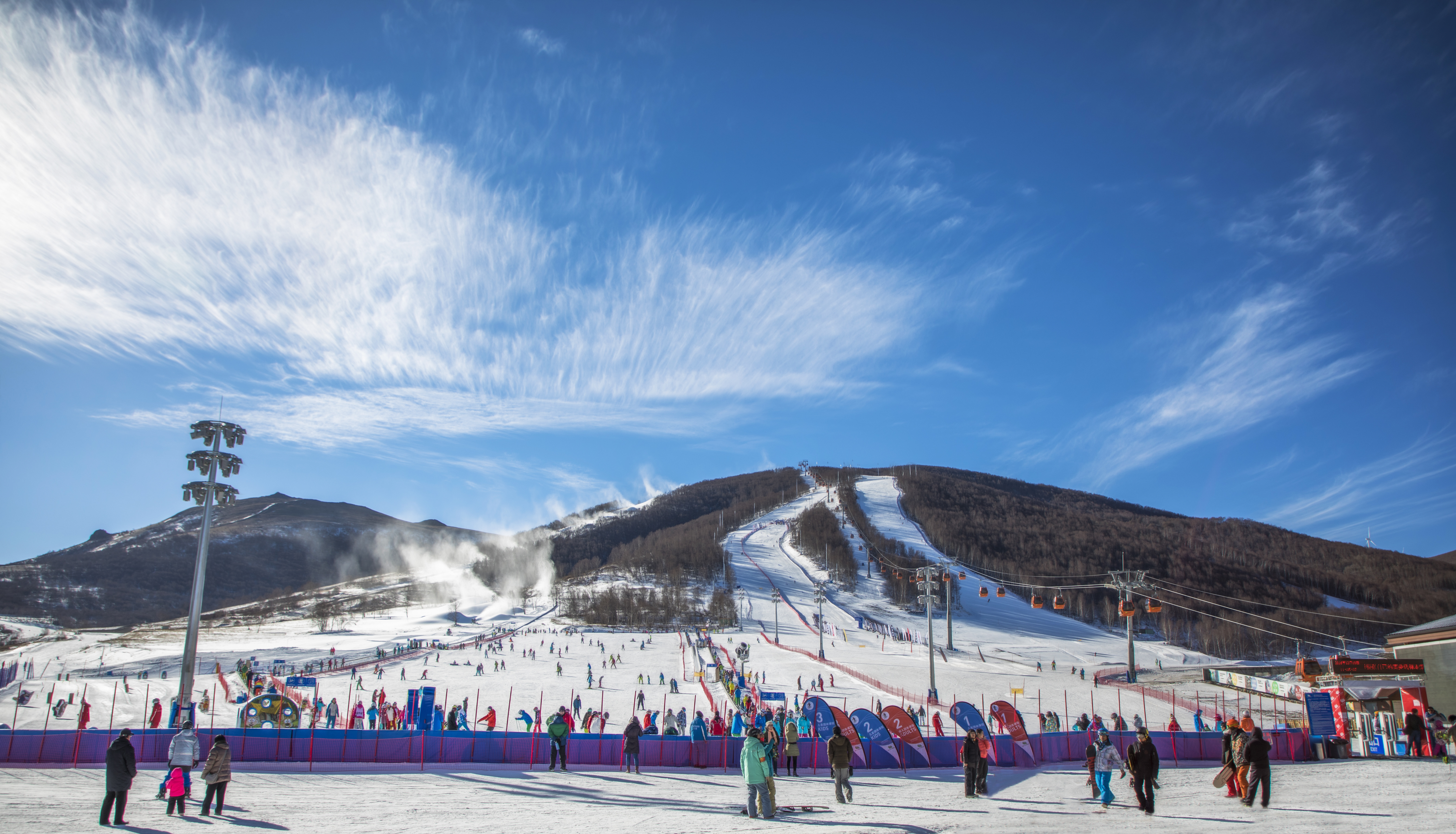 游玩时长:约4小时 沁园春滑雪场引进了国际先进的专业雪道压雪机,造雪