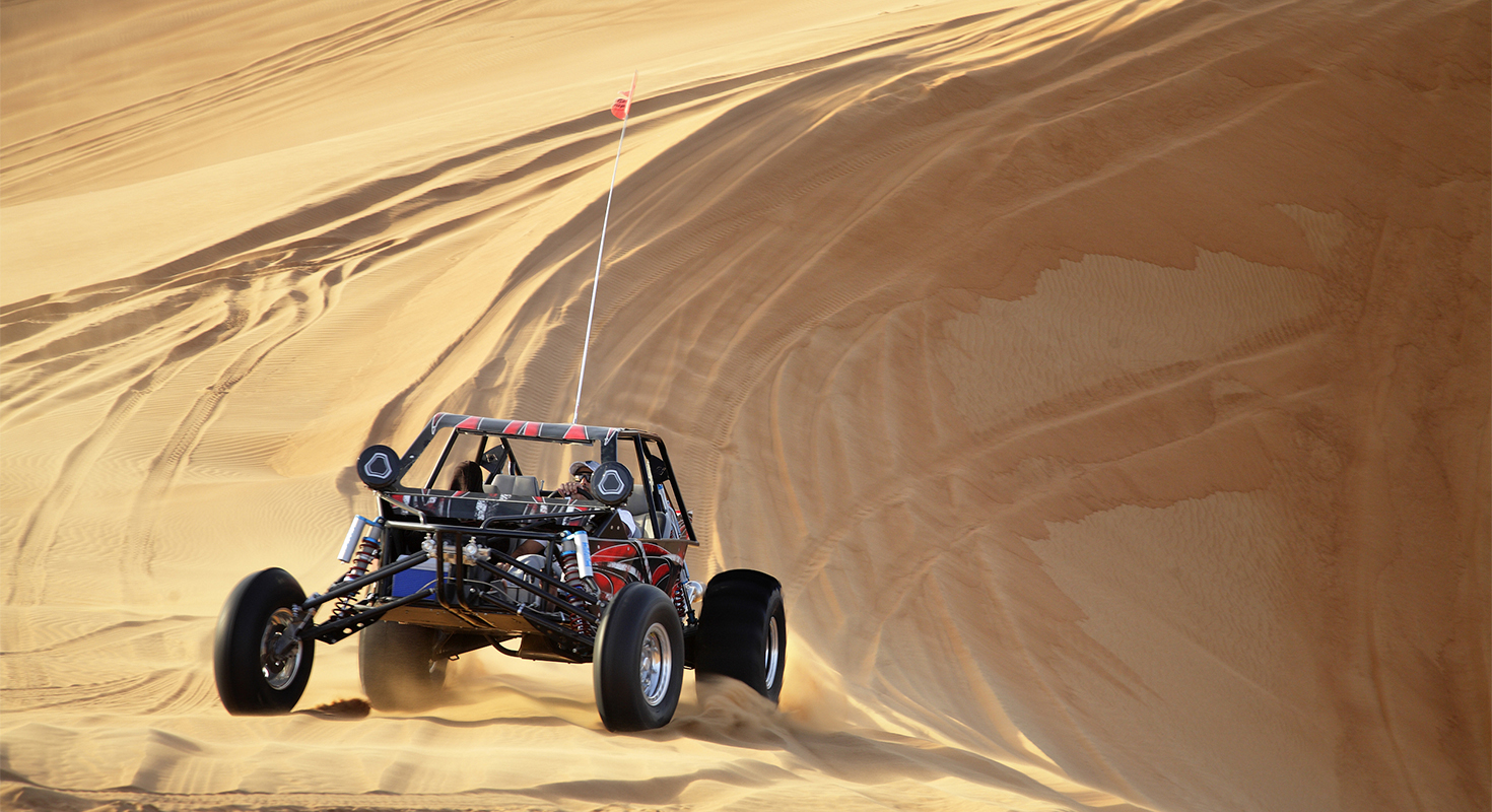 可以从大沙山上一滑而下,也可以乘坐刺激的沙漠越野车冲沙.