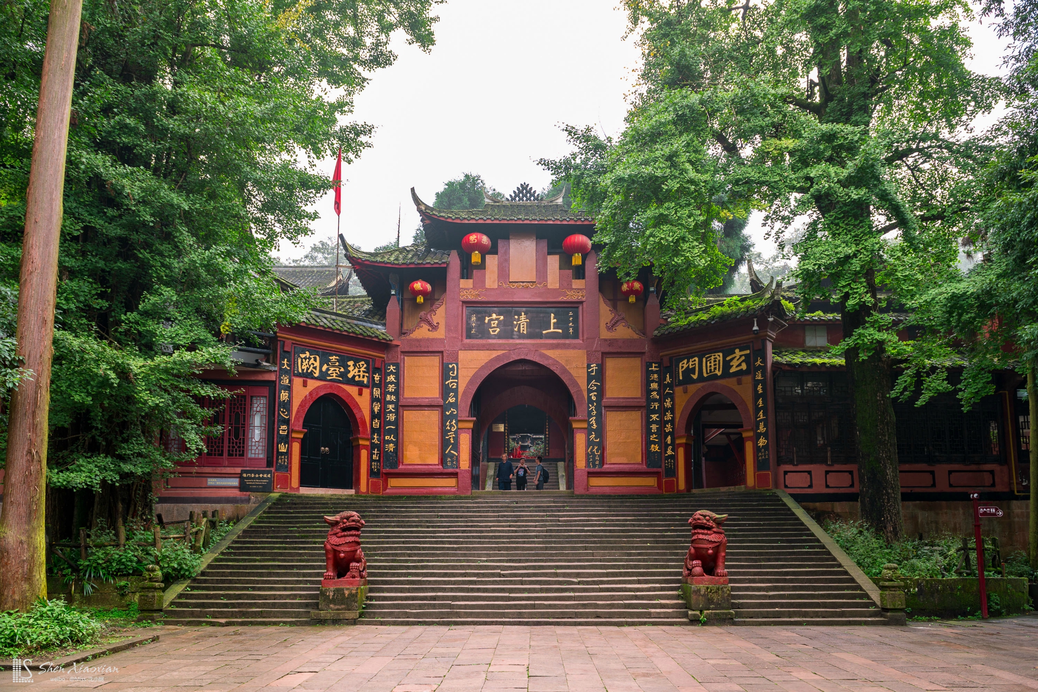 道路上,左右分别有一座龟驮石碑,右边刻着大道无极,左边刻着碧洞仙源