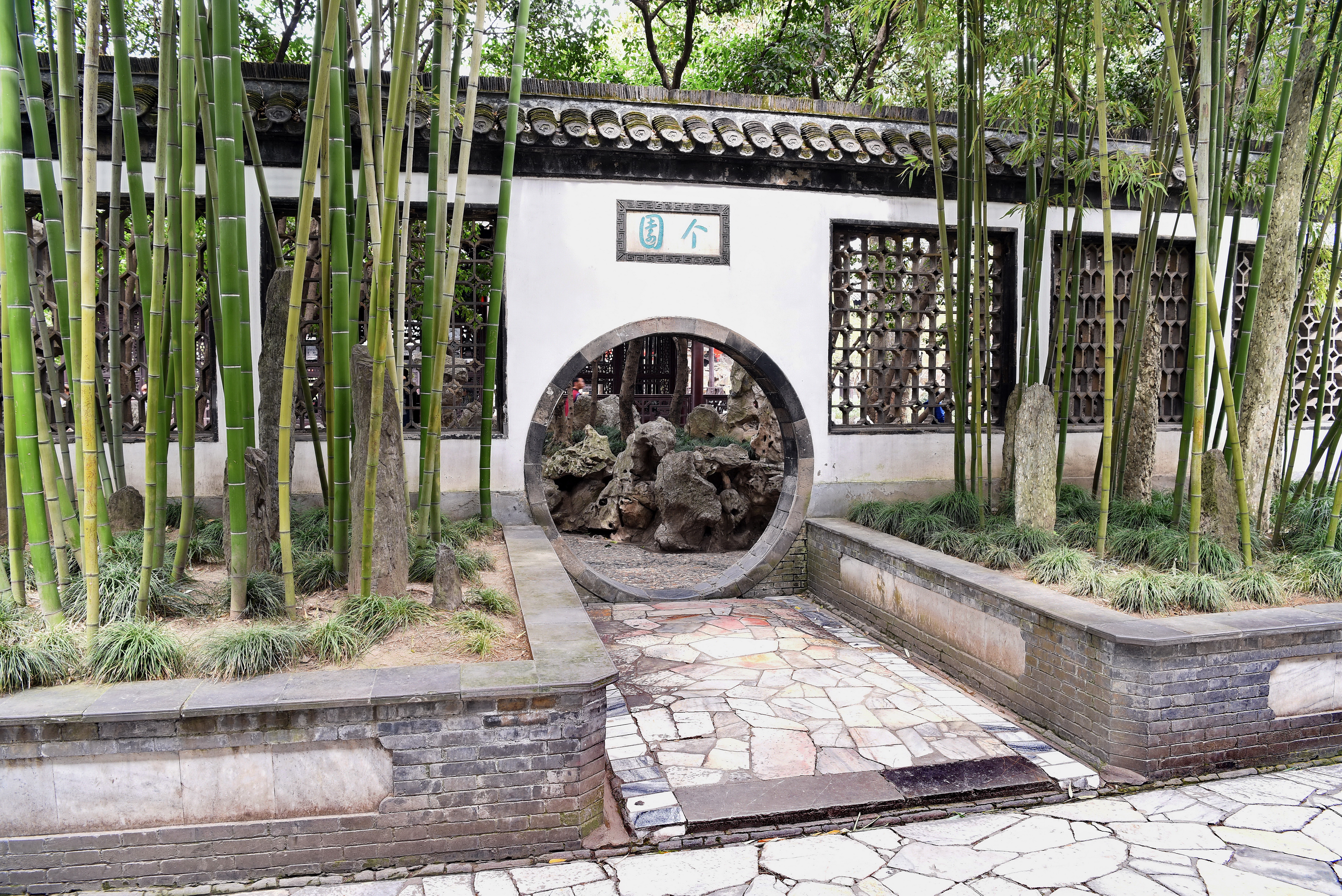 中国造园讲究的是画意,无处不入画,无处不藏诗,个园的四季假山可谓春