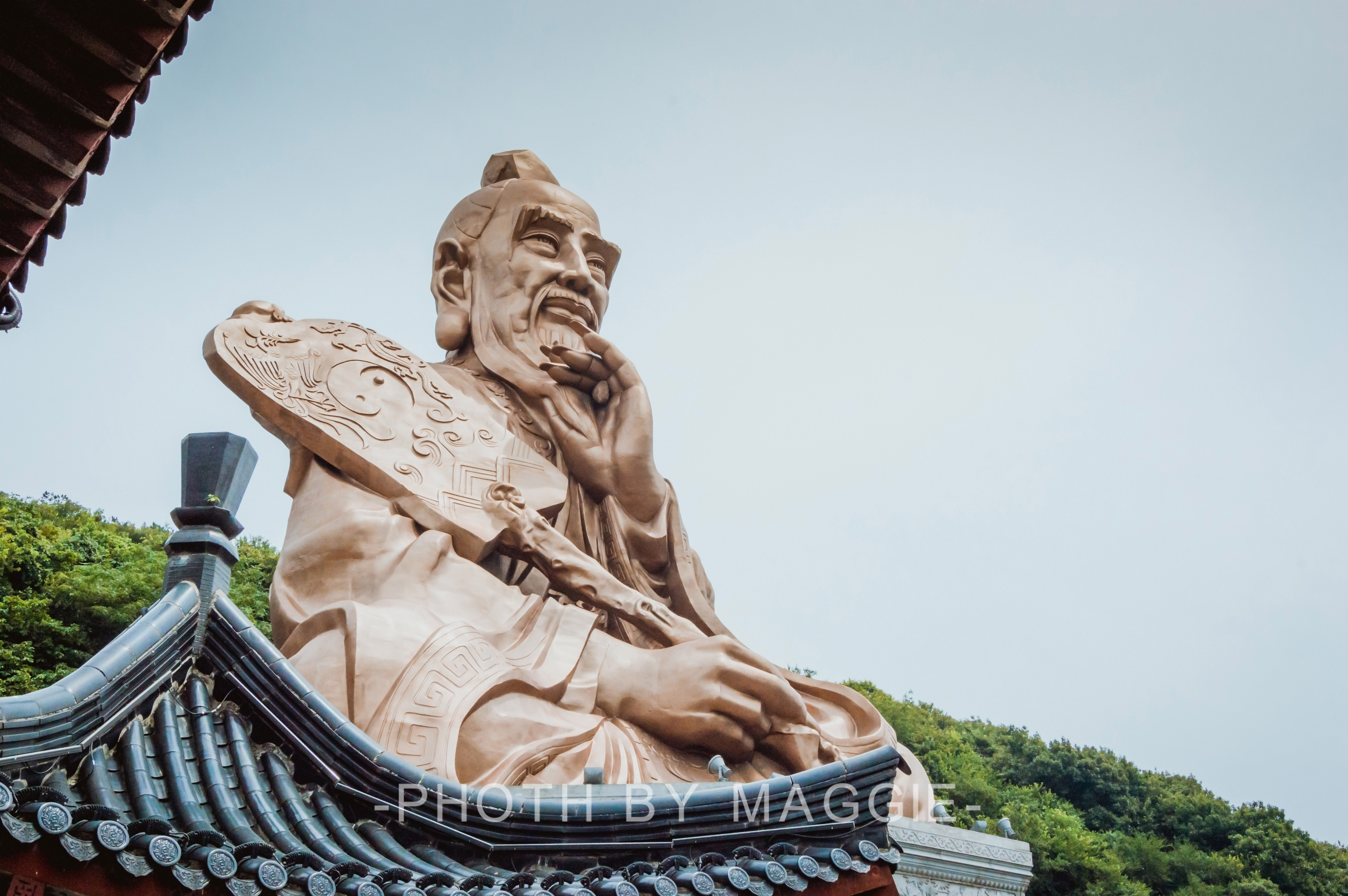 看到老子神像左手上的蜂窝了吗?